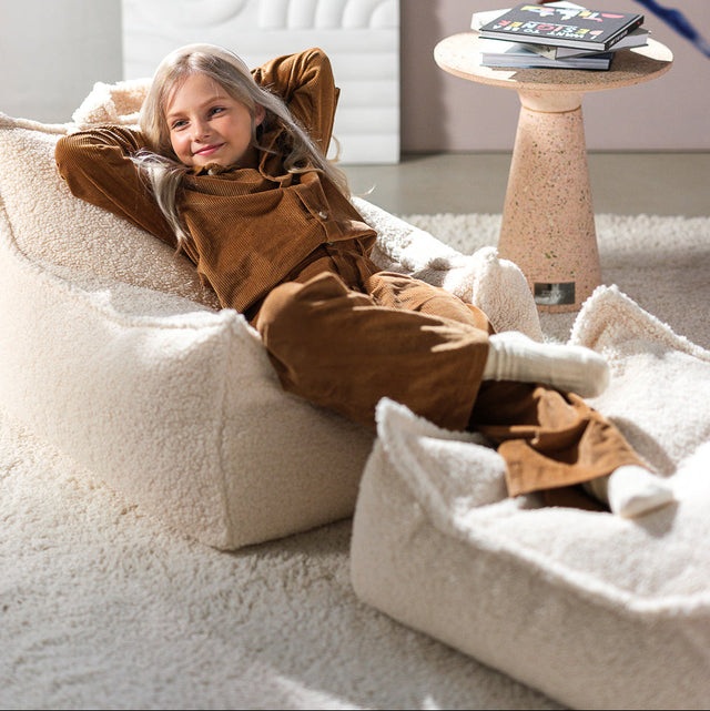 Silla de bolsa de frijoles blancos crema y set otomano