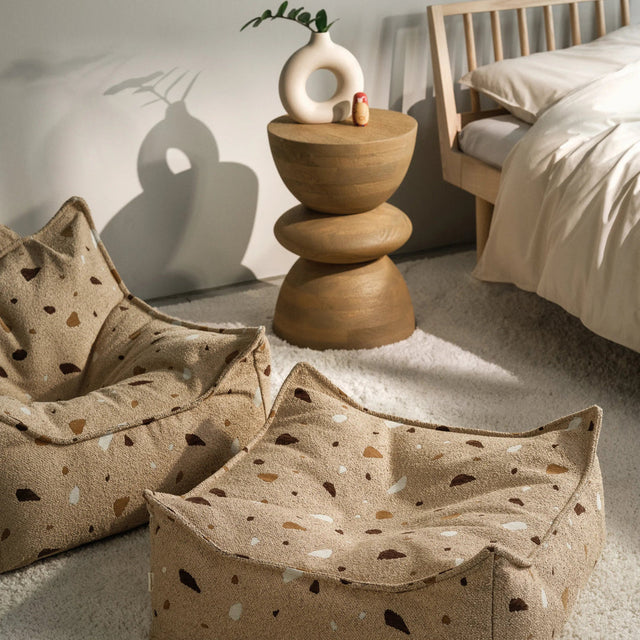 Silla de bolsa de frijoles de arena de terrazo y set otomano