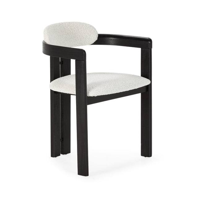 Mueble de diseño en madera natural en espacio de estilo nórdico