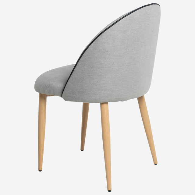 Silla tapizada gris claro madera Curvy Som Casa