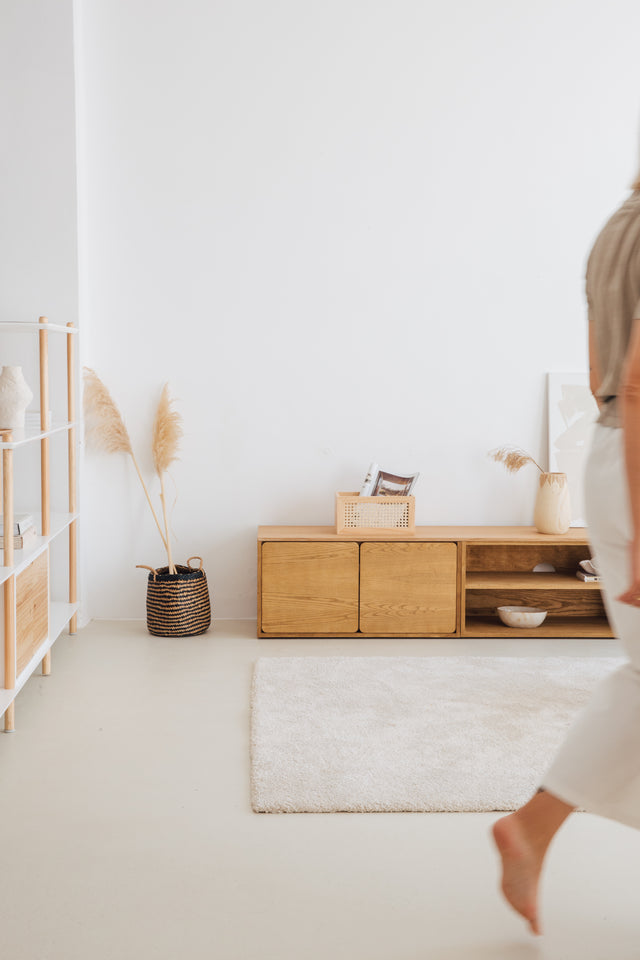 Mueble de TV 240 cm Penxat Roble Natural Personalizado 2 Cajones Balda Sin Puertas apoyado suelo niveladores salón Slowdeco