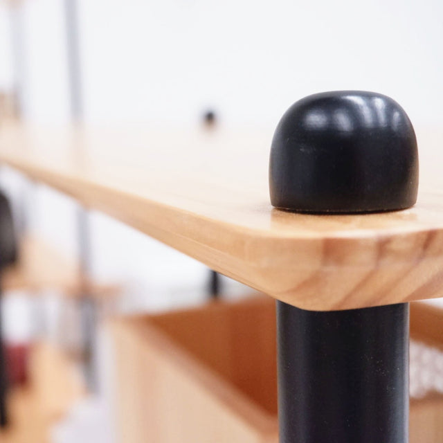 Vista detalle Estantería Liure 80 cm Personaliza barra montante lacada negra Slowdeco