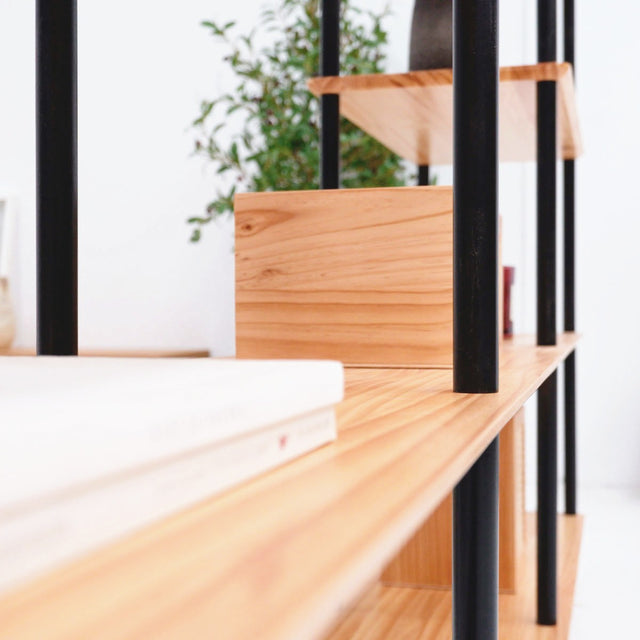 Vista detalle Estantería Liure 80 cm Personaliza barra montante lacada negra separador ambientes Slowdeco