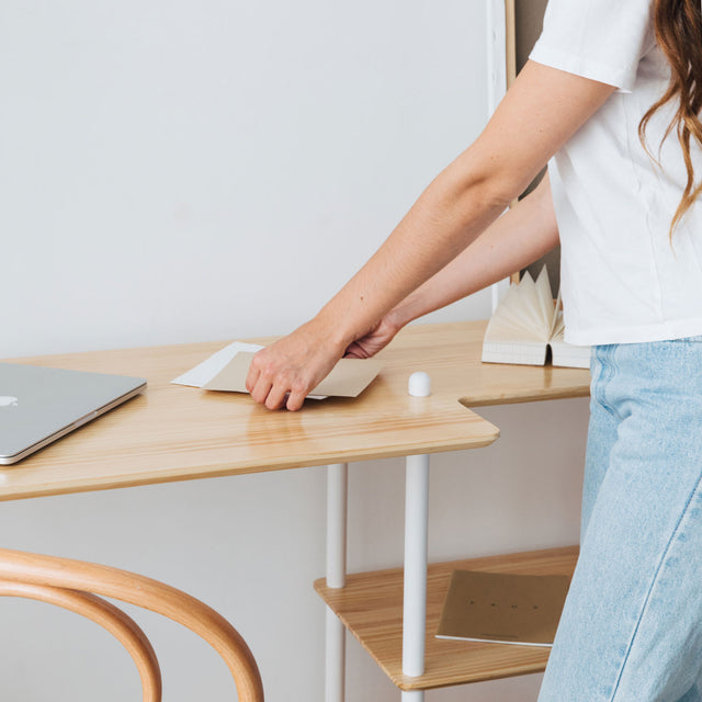 Vista detalle Estantería con Escritorio Liure Personaliza 230 cm baldas madera natural barras montantes lacadas blanco homeoffice chica Slowdeco
