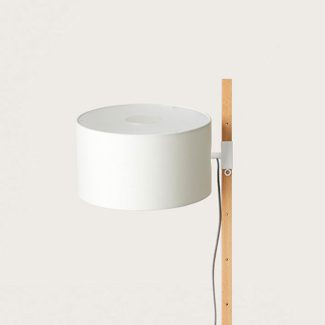 Vista detalle Lámpara de pie Ru acabado en acero en color blanco y madera de haya Aromas del Campo Slowdeco