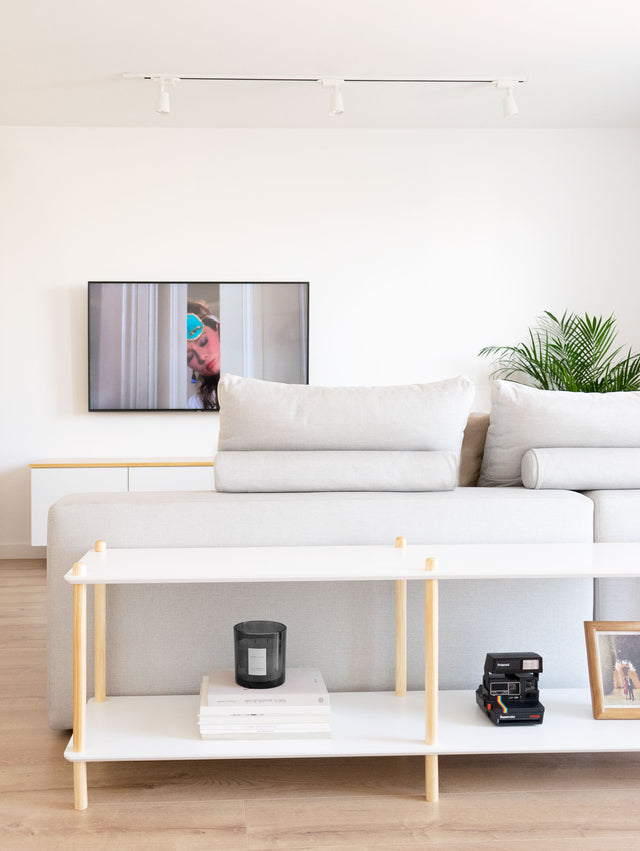 Vista frontal Estantería Liure 154 Personaliza 2 baldas blancas 4 barras montantes pino natural salón Slowdeco