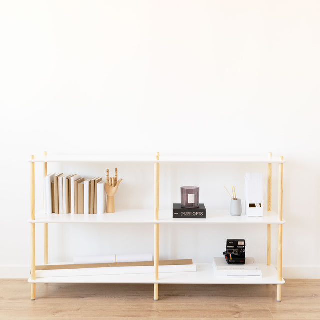 Vista frontal Estantería Liure 154 Personaliza 3 baldas blancas 12 barras montantes pino natural recibidor comedor Slowdeco