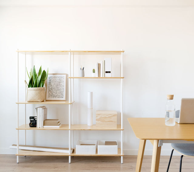 Vista frontal Estantería Liure 154 Personaliza 5 baldas pino natural 20 barras montantes lacadas blanco comedor salón Slowdeco