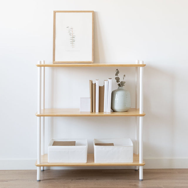 Vista frontal Estantería Liure 80 cm Personaliza 3 baldas madera pino natural 8 barras montantes lacadas blancas comedor recibidor Slowdeco