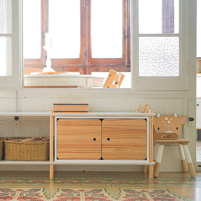 Vista frontal Estantería Liure Montessori
2 Baldas blancas 6 Barras Montantes de madera de pino con modulo de almacenaje Liure rincón infantil Slowdeco