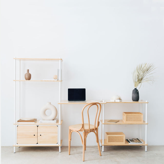 Vista frontal Estantería con Escritorio Liure Personaliza 230 cm 7 baldas madera natural 20 barras montantes lacadas blanco homeoffice Slowdeco