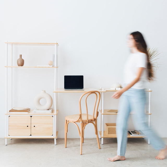 Vista frontal Estantería con Escritorio Liure Personaliza 230 cm 7 baldas madera natural 20 barras montantes lacadas blanco homeoffice chica Slowdeco