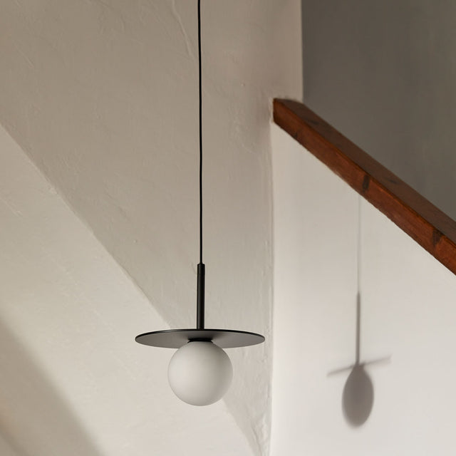 Vista frontal Lámpara colgante Mir acabado en acero negro mate escaleras Aromas del Campo Slowdeco