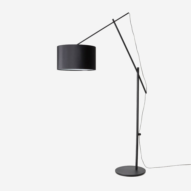Vista frontal Lámpara de pie Ari acabado en acero en color negro y pantalla de algodón negra Aromas del Campo Slowdeco