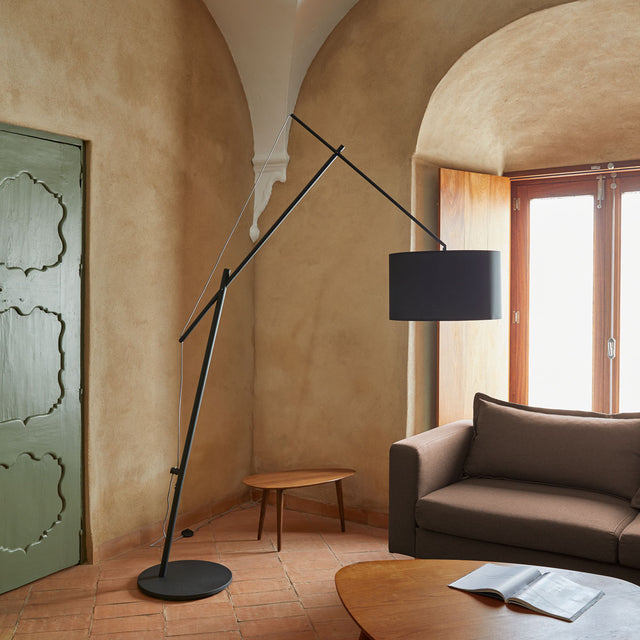 Vista frontal Lámpara de pie Ari acabado en acero en color negro y pantalla de algodón negra comedor salón Aromas del Campo Slowdeco