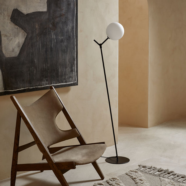 Vista frontal Lámpara de pie Ato acabado en acero en negro mate y tulipa en opal habitación Aromas del Campo Slowdeco