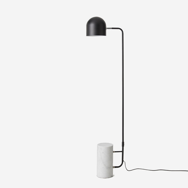 Vista frontal Lámpara de pie Luc acabado en acero en color negro y mármol blanco Aromas del Campo Slowdeco
