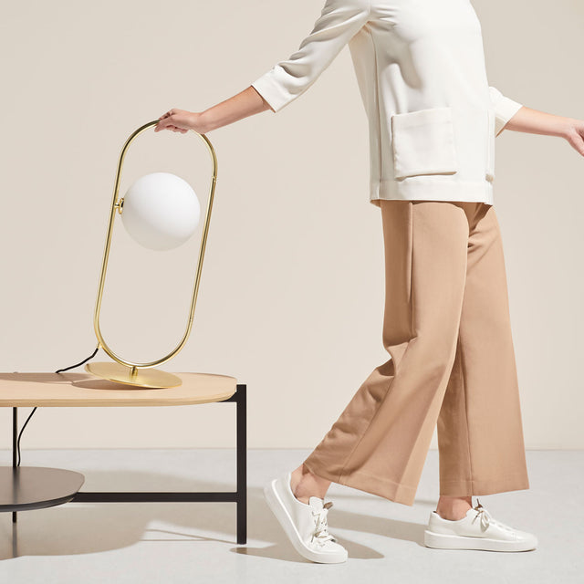 Vista frontal Lámpara sobremesa Abba acabado en acero en color latón mate y tulipa de vidrio acabado opal salón Aromas del Campo Slowdeco