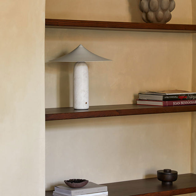 Vista frontal Lámpara sobremesa Kin mármol Blanco texturizado y pantalla gris Aromas del Campo Slowdeco