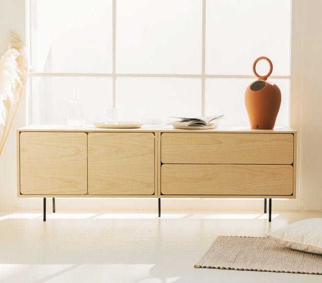 Vista frontal Mueble TV Penxat 160 cm Personalizado Natural Nórdico 2 cajones 2 puertas patas metal salón Slowdeco