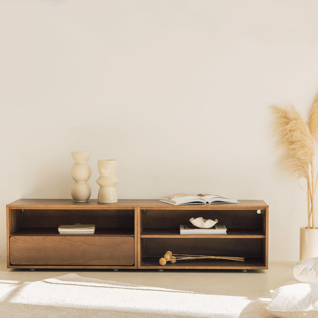 Vista frontal Mueble TV Penxat 160 cm Personalizado Nogal 1 cajón 2 baldas apoyado suelo niveladores salón Slowdeco