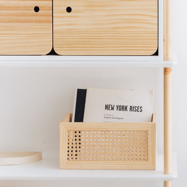 Vista frontal detalle Estantería Liure 80 cm Personaliza 5 baldas lacadas blancas 13 barras montantes madera pino natural y módulo de almacenaje y caja de rejilla Liure Slowdeco