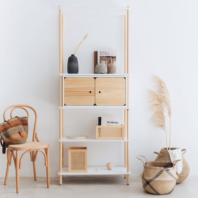 Vista frontal detalle Estantería Liure 80 cm Personaliza 5 baldas lacadas blancas 13 barras montantes madera pino natural y módulo de almacenaje y caja de rejilla comedor Liure Slowdeco