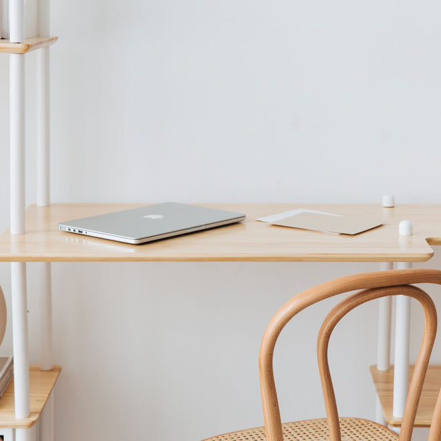 Vista frontal detalle Estantería con Escritorio Liure Personaliza 230 cm baldas madera natural barras montantes lacadas blanco homeoffice Slowdeco