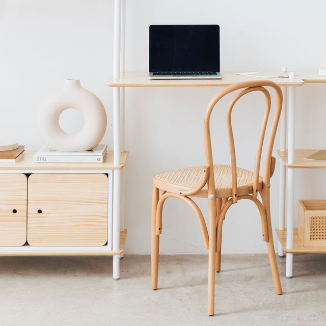 Vista frontal detalle Estantería con Escritorio Liure Personaliza 230 cm baldas madera natural barras montantes lacadas blanco silla rejilla homeoffice Slowdeco