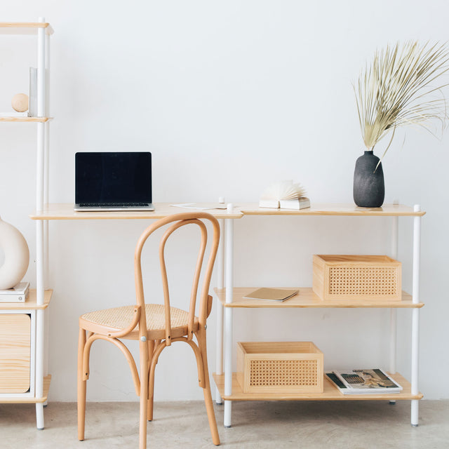 Vista frontal detalle derecha Estantería con Escritorio Liure Personaliza 230 cm baldas madera natural barras montantes lacadas blanco silla rejilla homeoffice Slowdeco