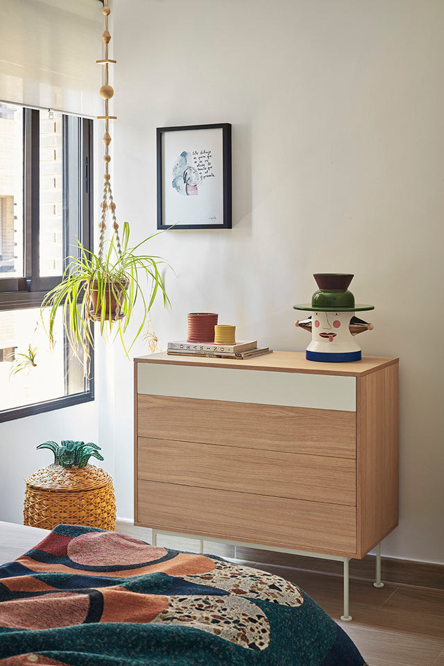 Vista lateral Cómoda Yoko 120 Roble Cajón Crema Patas Metálicas Crema Dormitorio Teulat Slowdeco