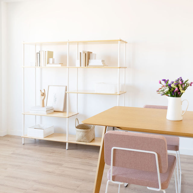 Vista lateral Estantería Liure 154 Personaliza 5 baldas pino natural 20 barras montantes lacadas blanco comedor Slowdeco