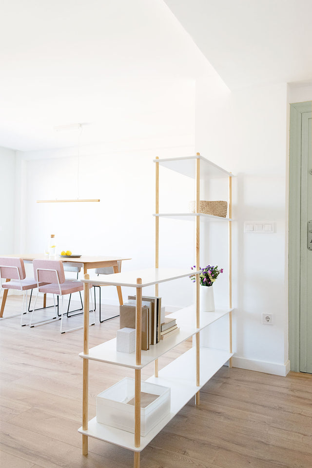 Vista lateral Estantería Liure 154 Personaliza 5 baldas pino natural 20 barras montantes lacadas blanco separador estancias ambientes recibidor comedor Slowdeco