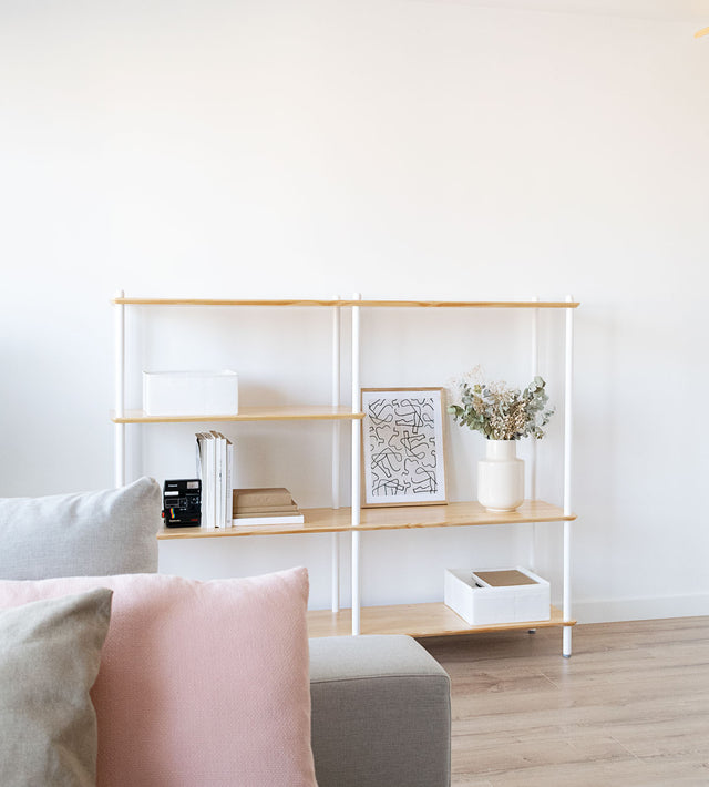 Vista lateral Estantería Liure 154 Personaliza 5 baldas pino natural 20 barras montantes lacadas blanco sofá comedor salón Slowdeco