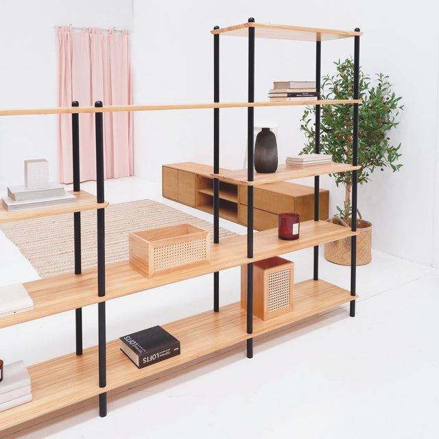 Vista lateral Estantería Liure 154 Personaliza 6 baldas pino natural 22 barras montantes lacadas negro separador estancias ambientes recibidor comedor con mueble Penxat Roble Natural Slowdeco