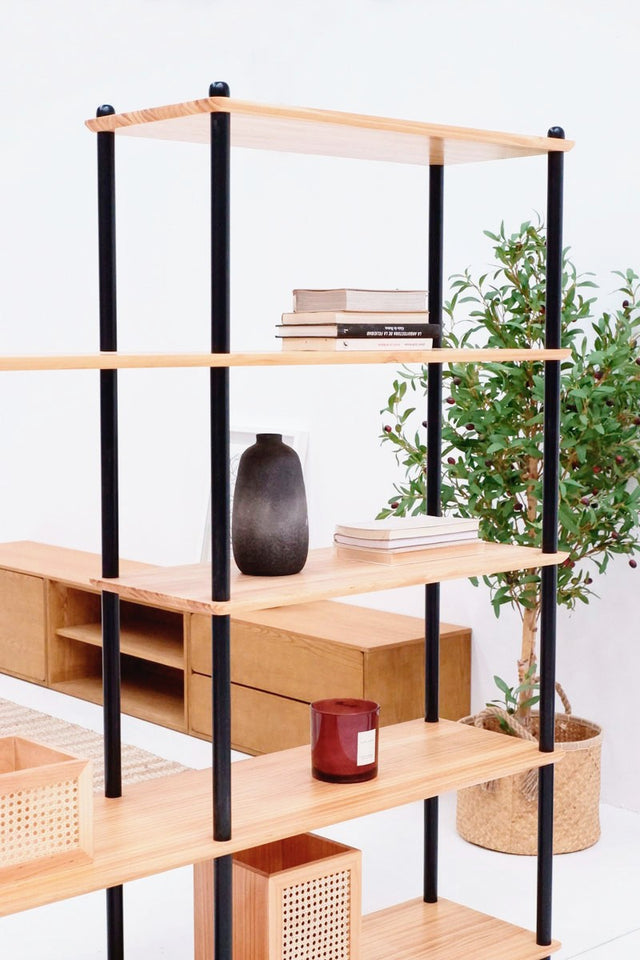 Vista lateral Estantería Liure 154 Personaliza baldas pino natural barras montantes lacadas negro separador estancias ambientes recibidor comedor con mueble Penxat Roble Natural Slowdeco