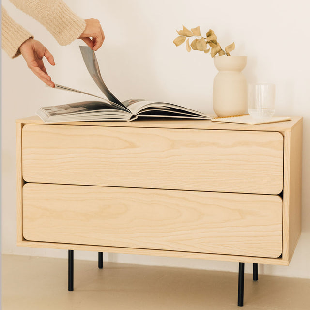 Vista lateral Mueble Auxiliar de 80 cm Natural Nórdico Con 2 Cajones Apoyado sobre patas de metal recibidor Slowdeco