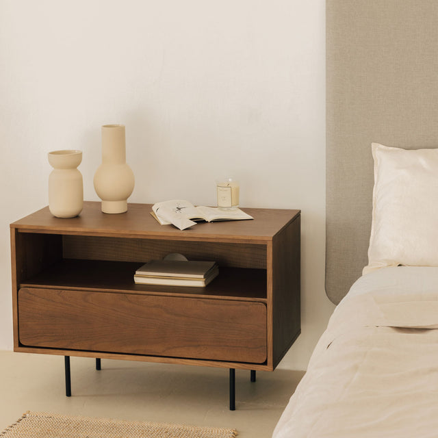 Vista lateral Mueble Auxiliar de 80 cm Nogal Con 1 Cajón Apoyado sobre patas de metal dormitorio Slowdeco