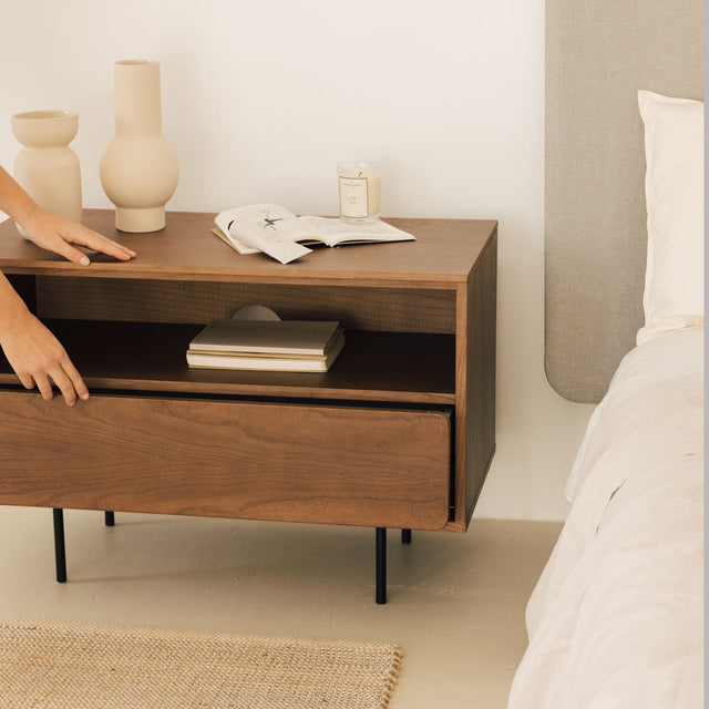 Vista lateral Mueble Auxiliar de 80 cm Nogal Con 2 Cajones Apoyado sobre patas de metal dormitorio Slowdeco