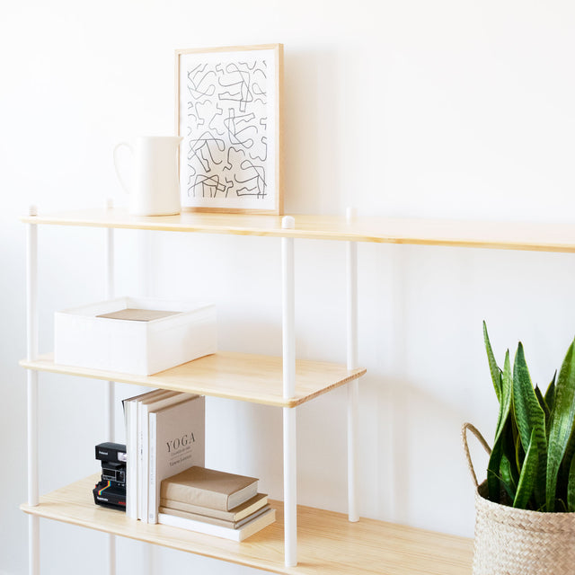 Vista lateral detalle Estantería Liure 154 Personaliza 3 baldas pino natural 10 barras montantes lacadas blanco Slowdeco