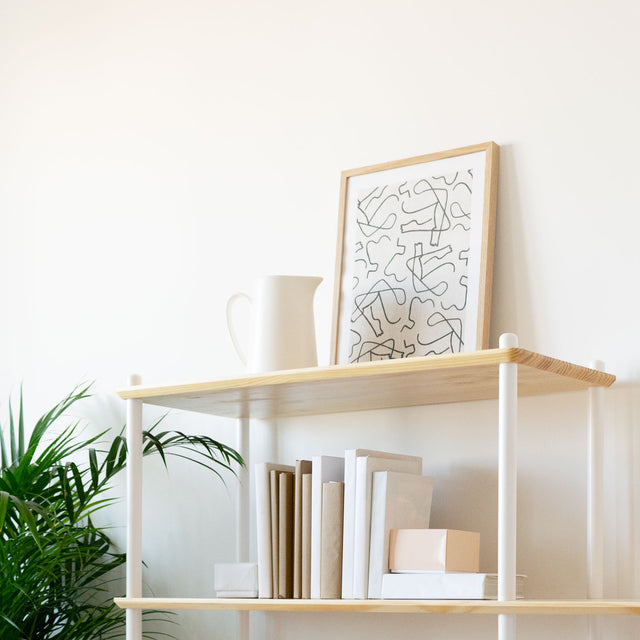 Vista lateral detalle Estantería Liure 80 cm Personaliza 3 baldas madera pino natural 8 barras montantes lacadas blancas comedor recibidor Slowdeco