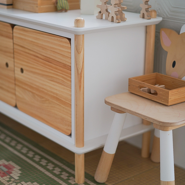 Vista lateral detalle Estantería Liure Montessori
2 Baldas blancas 6 Barras Montantes de madera de pino con módulo de almacenaje Liure rincón infantil Slowdeco