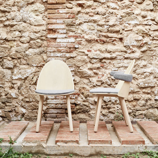 Vista lateral frontal Silla tapizada Gris claro Uma Natural jardín terraza Teulat Slowdeco