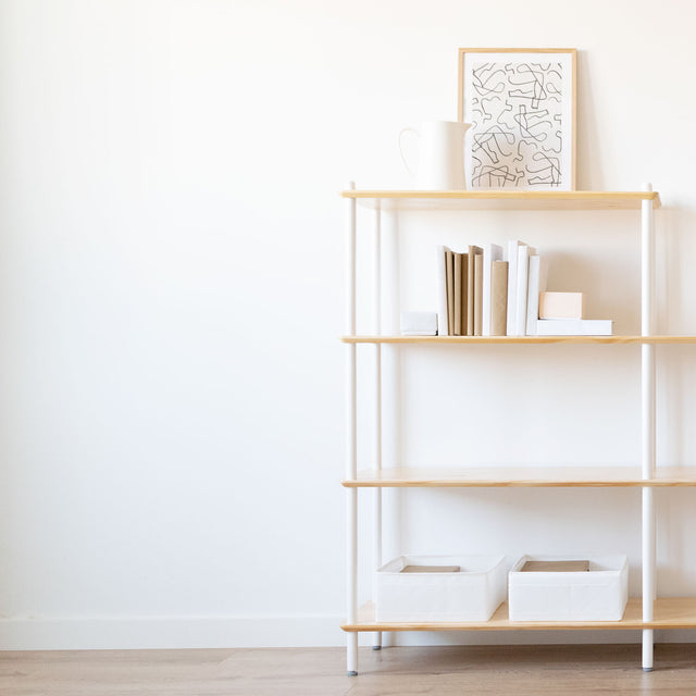 Vista lateral izquierda Estantería Liure 80 cm Personaliza 3 baldas madera pino natural 8 barras montantes lacadas blancas comedor recibidor Slowdeco