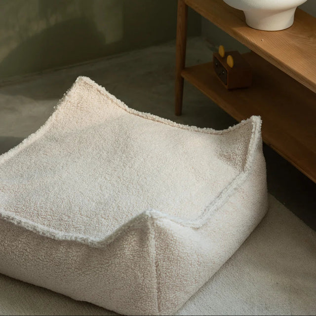 Silla de bolsa de frijoles blancos crema y set otomano