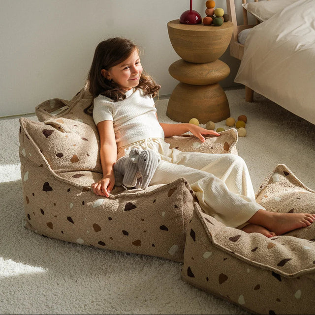 Silla de bolsa de frijoles de arena de terrazo y set otomano