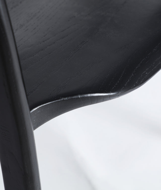 Vista detalle asiento Silla Hasloch en madera de olmo lacada negra Kodu Homedesign Slowdeco