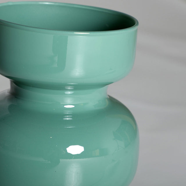 Vista detalle base Jarrón Asher en vidrio lacado verde Kodu Homedesign Slowdeco