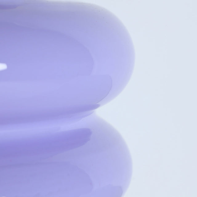 Vista detalle base Jarrón Lilya en vidrio morado Kodu Homedesign Slowdeco