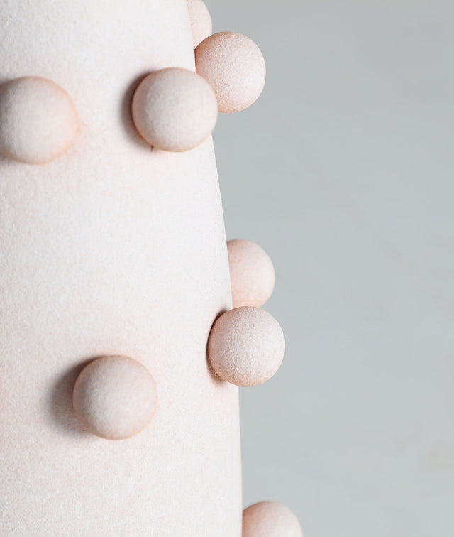 Vista detalle base Lámpara de Sobremesa Judith Cerámica en color rosa y lino gris dormitorio Kodu Homedesign Vical Slowdeco